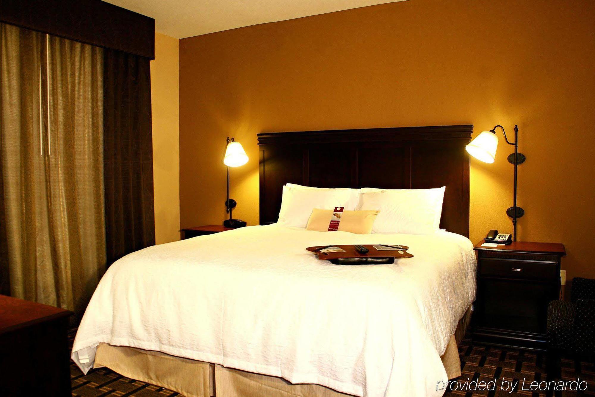 Hampton Inn & Suites Палестин Номер фото