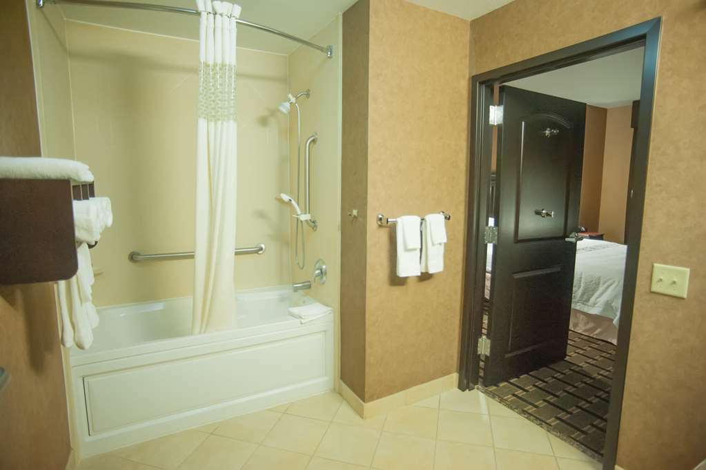 Hampton Inn & Suites Палестин Номер фото